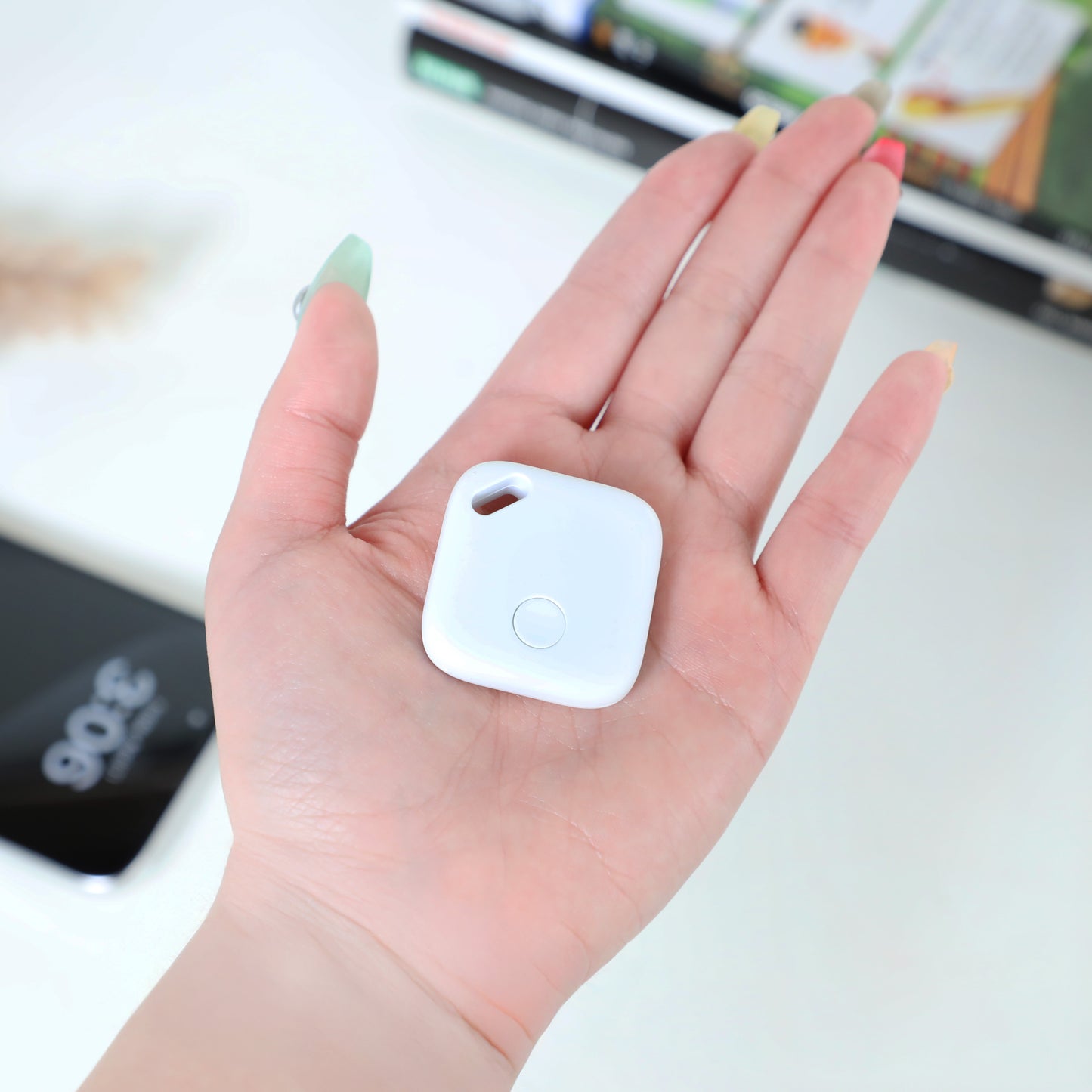 Anti-Loss Bluetooth Tracker - Replaceable Battery and 250 ft Bluetooth Range,Smart Mini GPS Locator Children's Pet Tracker Vehicle Locator